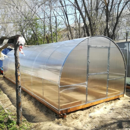 Теплица Сибирская Усиленная 8 метров с поликарбонатом | Мой-Дом27 | Каркас изготовлен из оцинкованной замкнутой трубы 20*20 мм.<br>
 Ширина - 3&nbsp;метра. Высота - 2,1 метра. Длина 8&nbsp;метров.&nbsp;<br>
 Выдерживаемая снеговая нагрузка - 100 кг/м2. Выдерживаемая ветровая нагрузка - до 15 м/с.<br>
 Расстояние между дугами 1 метр.&nbsp;<b>Толщина металла дуг 1,2 мм</b>.&nbsp;Ширина двери 0,96 метра.<br>